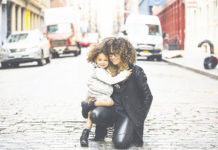 Donne che bussano alla porta delle missioni