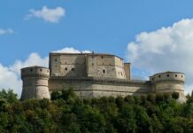 Andar per castelli – un viaggio virtuale attraverso borghi, fortezze, castelli e torri