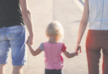 Cari mamma e papà fate un passo indietro!