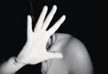 Giù le mani dalla loro vita