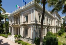 Atene. Incendiata l’auto di Susanna Schlein