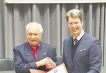 Il cav. Enzo Iacovozzi premiato con il bratteato di Hildesheim