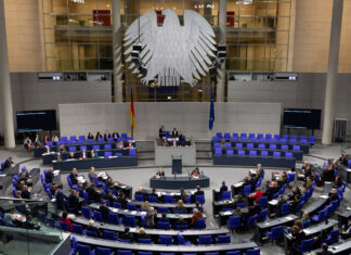 Germania, il Bundestag approva la riforma del sistema di assistenza sociale: il “Bürgergeld” diventa nuova “Grundsicherung”