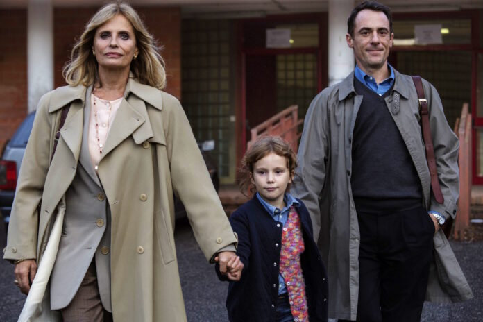 Elio Germano e Isabella Ferrari in una scena dal film Confidenza di Daniele Luchetti
