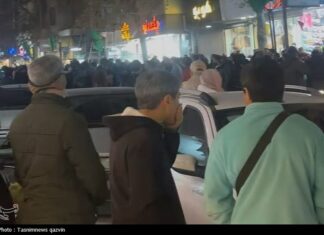 Iran, la piazza sfida i mullah: dodici notti di protesta e il regime risponde con la repressione